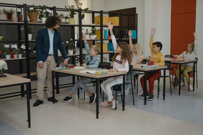Guru berinteraksi dengan siswa di kelas modern